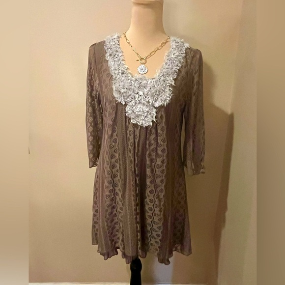 Pretty Angel Elegant Brown Silk Lace Top with White Feather Accents, size L - Picture 1 of 9